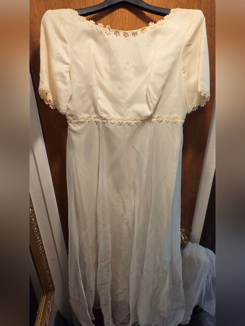 Elegant Cream Handmade Vintage Luxury Wedding Daisey Trim Dress Sz12 - Picture 3 of 13